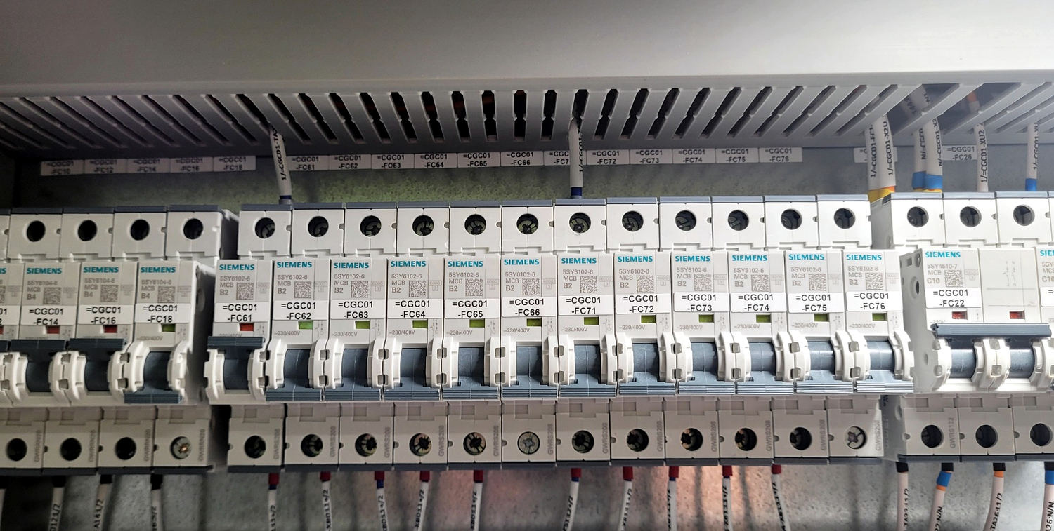 Pano içinde sıralı koruma elemanları ve saha etiketleme detayı