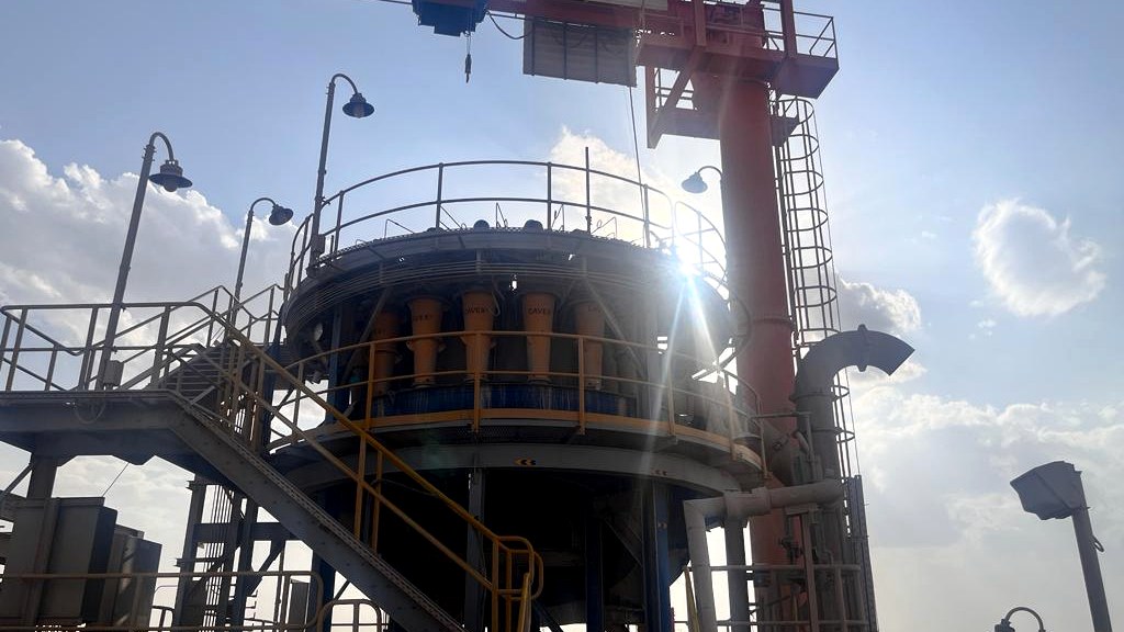 Saha platformu üzerinde proses ekipmanı ve kaldırma ekipmanı görünümü