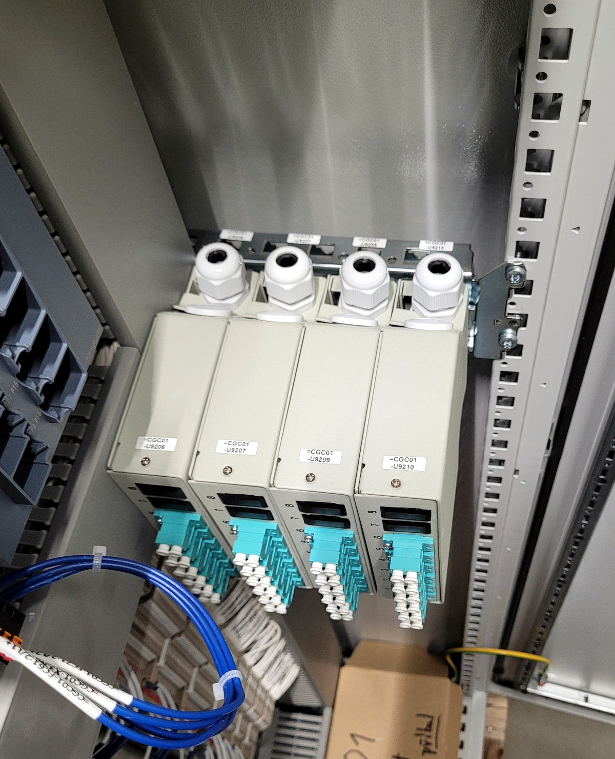 Pano içinde fiber sonlandırma modülleri ve saha haberleşme bağlantıları